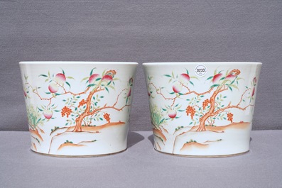 Une paire de jardini&egrave;res en porcelaine de Chine famille rose &agrave; d&eacute;cor de p&ecirc;ches, 19&egrave;me